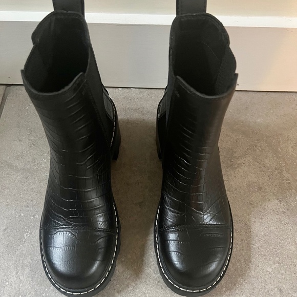Sorel Joan Now Waterproof Chelsea Boot, black leather croc, LIKE NEW - Picture 4 of 11